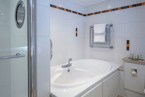 Junior King Suite | Bathroom | Free toiletries, hair dryer, towels, soap