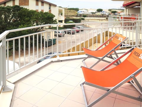 Building, Property, Outdoor Furniture, Wood, Tree, Plant, Sky, Urban Design, Floor, Leisure