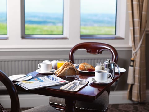Full breakfast on weekends (GBP 10.95 per person)