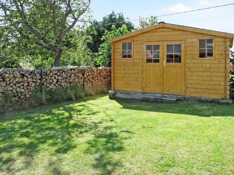 Shed, Property, House, Grass, Building, Garden Buildings, Home, Yard, Cottage, Backyard