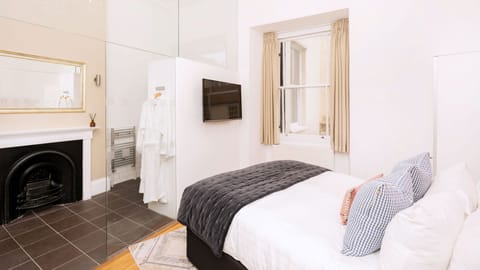 Deluxe Suite | Minibar, individually decorated, desk, iron/ironing board