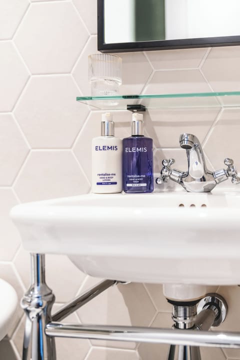 Shower, rainfall showerhead, free toiletries, hair dryer