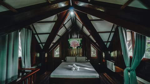 Honeymoon Villa | Laptop workspace, bed sheets