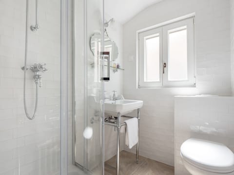 Standard Twin Room | In-room safe, desk, laptop workspace, soundproofing