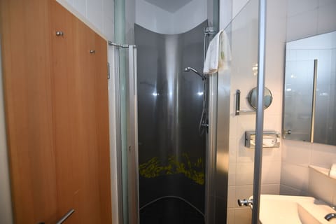 Double Room | Bathroom shower