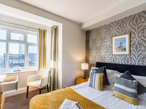 Triple Room, Bathtub, Ground Floor | Individually decorated, individually furnished, bed sheets