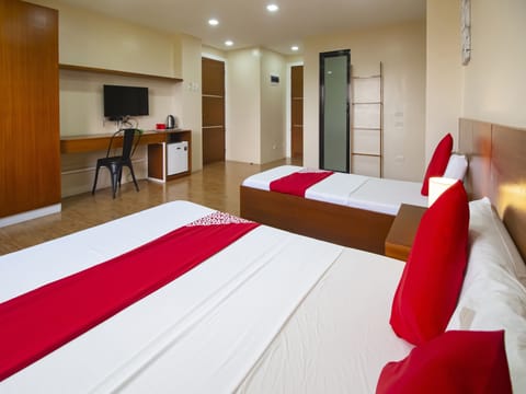 Deluxe Triple Room | In-room safe, free WiFi, bed sheets