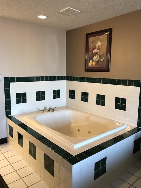 Suite | Jetted tub