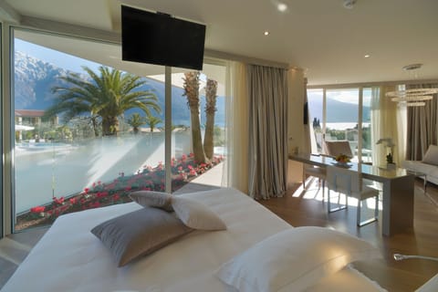 Deluxe Room, Lake View and Hot Tub | Minibar, in-room safe, desk, blackout drapes