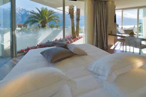 Deluxe Room, Lake View and Hot Tub | Minibar, in-room safe, desk, blackout drapes