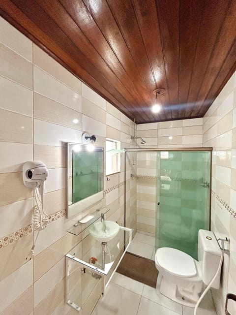 Superior Quadruple Room | Bathroom | Shower, hair dryer, bidet, towels