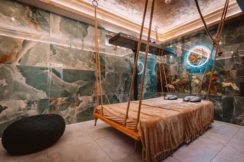 Sauna, hot tub, steam room