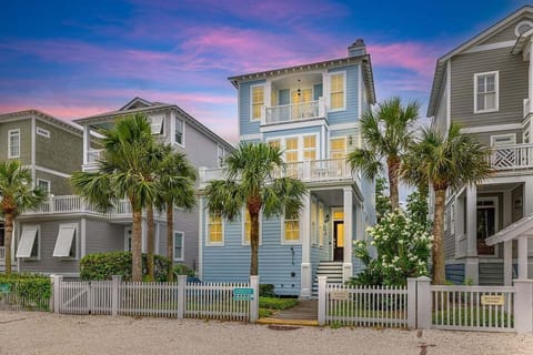 Frontal view of property with stairs and porch