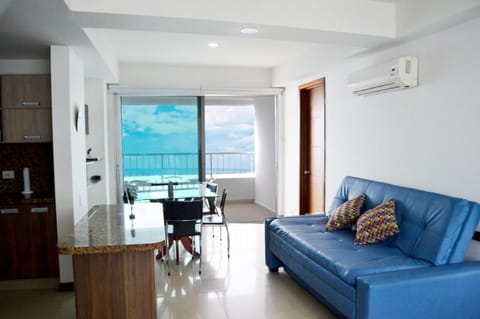 Sala de estar con balcón y vistas al mar