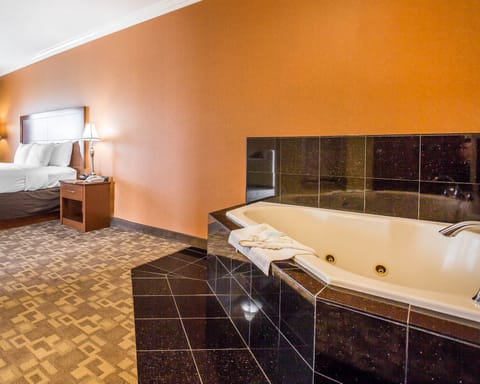 Premium bedding, in-room safe, desk, laptop workspace