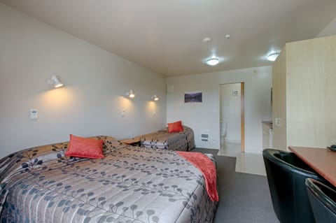 Twin/Triple Studio | Desk, blackout drapes, iron/ironing board, WiFi (free)