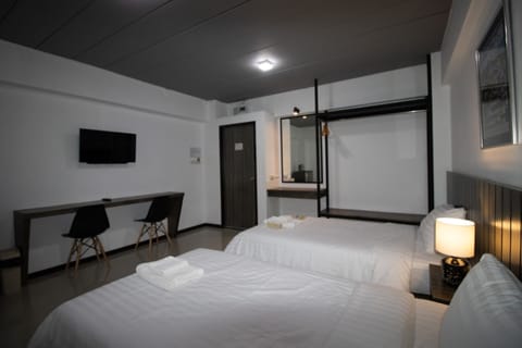 Standard Twin Room | Desk, free WiFi, bed sheets