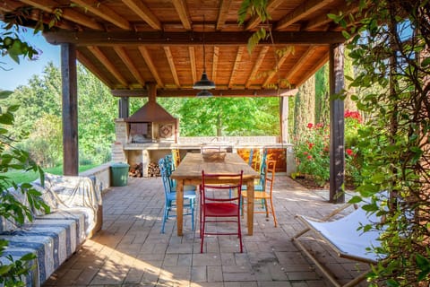 The patio with barbecue to dine  al fresco 