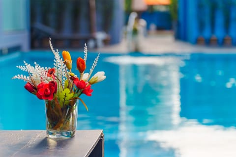 2 outdoor pools, pool umbrellas