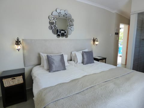 Minibar, blackout drapes, iron/ironing board, WiFi (free)