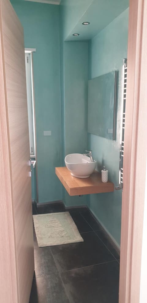 Shower, rainfall showerhead, free toiletries, hair dryer