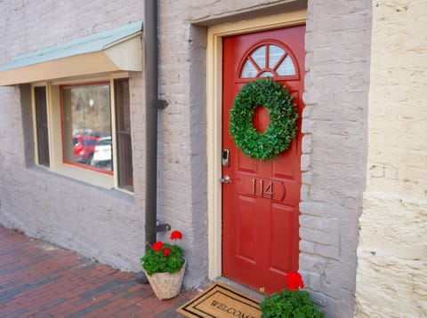 Private Ground-Level Entrance