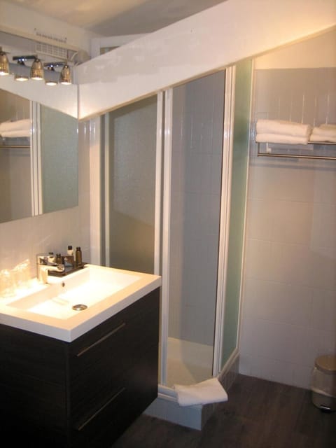 Superior Double Room | Bathroom | Hair dryer, towels, soap, shampoo