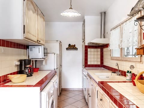 Cabinetry, Countertop, Property, White, Sink, Kitchen, Interior Design, Drawer, Wood, Kitchen Stove