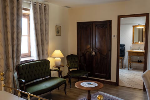 Superior Room (Château de Fontaine-Madame) | Premium bedding, individually decorated, individually furnished, desk