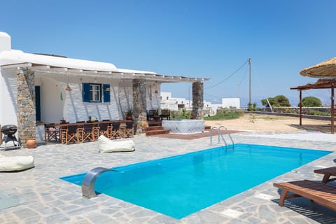 Charming little Villa Elena with private pool, Jacuzzi, garden and sea views