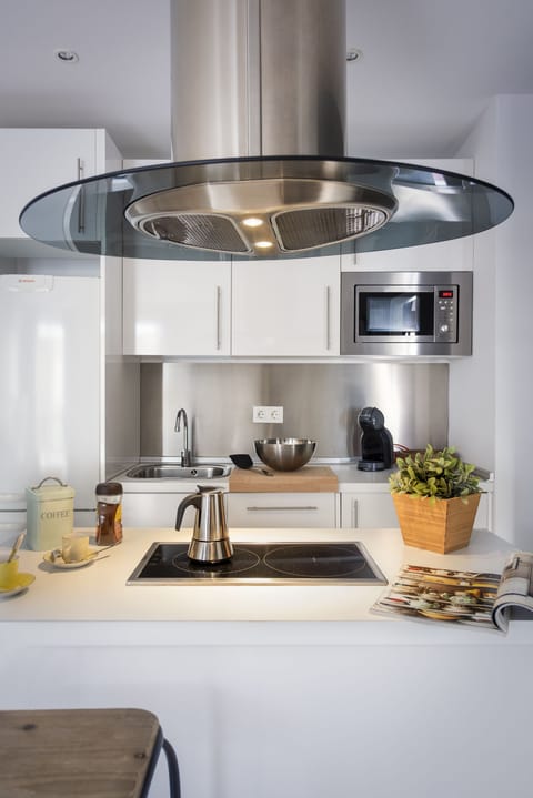 Apartment | Private kitchen | Full-size fridge, microwave, coffee/tea maker, cookware/dishes/utensils