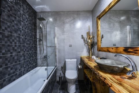 Family Quadruple Room | Bathroom | Free toiletries, hair dryer, slippers, towels