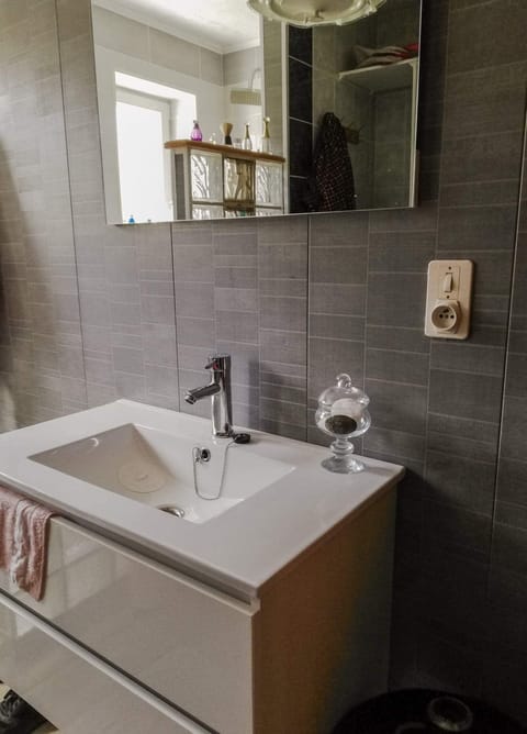 Double Room, Shared Bathroom | Bathroom sink