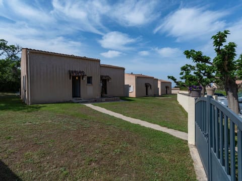 Sky, Cloud, Plant, Daytime, Property, Building, Tree, Architecture, Land Lot, Window