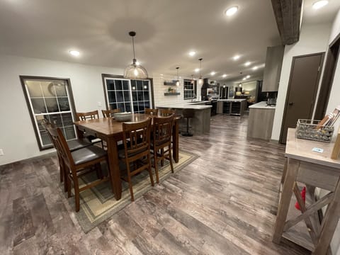 Spacious chefs kitchen, plenty of seating!