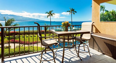 Dining with ocean views and gentle breezes—perfect for unforgettable sunrises!