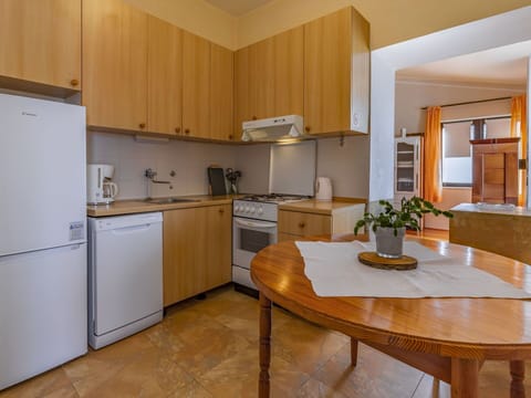 Cabinetry, Furniture, Table, Countertop, Kitchen Appliance, Wood, Building, Kitchen, Houseplant, Kitchen Stove