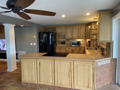 Cook Island with open floor plan to Dinning table and Family Room.