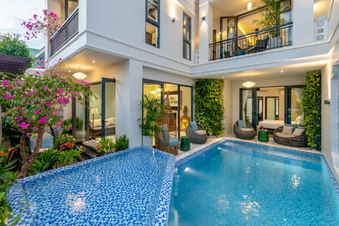 Outdoor pool, sun loungers