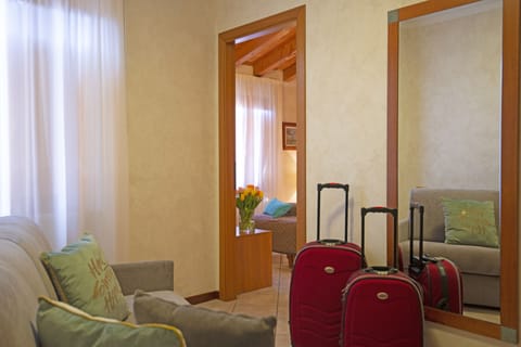 Family Room | Premium bedding, minibar, desk, laptop workspace