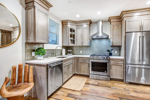 Gourmet Kitchen/Brand New Commercial Appliances