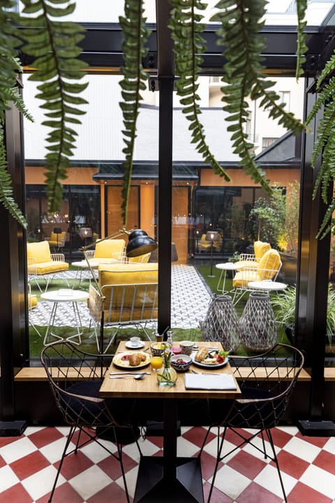 Daily buffet breakfast for a fee