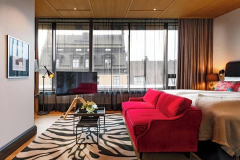 Room, 1 King Bed | Minibar, in-room safe, desk, laptop workspace