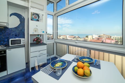 Family Apartment, 2 Bedrooms, Sea View | In-room dining