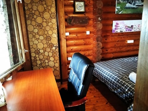 Classic Room | Laptop workspace, free WiFi, bed sheets