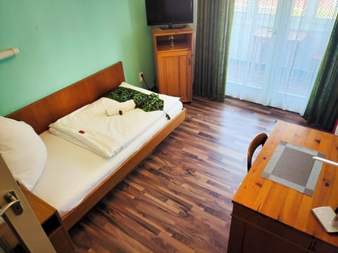 Economy Single Room | Minibar, individually decorated, individually furnished, desk