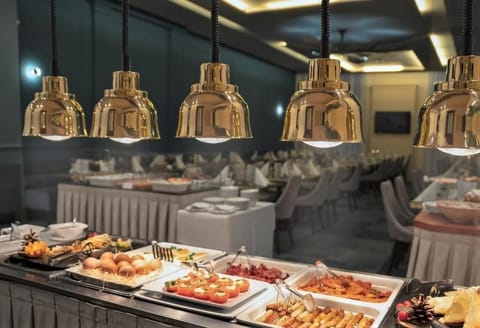 2 restaurants; breakfast, lunch, and dinner served