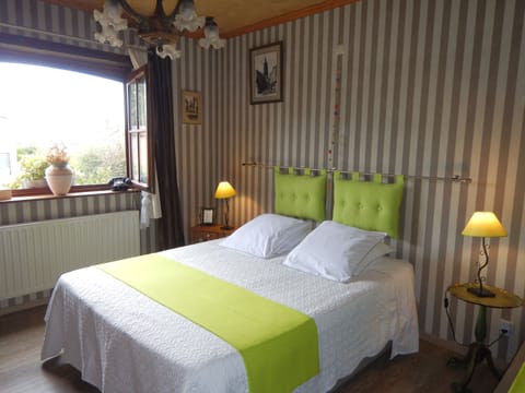 Pillowtop beds, minibar, desk, blackout drapes