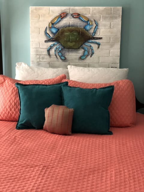 Queen size bed with the finest linens. 