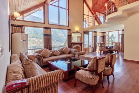 4 Room Cottage | Living area | 32-inch flat-screen TV with cable channels, TV